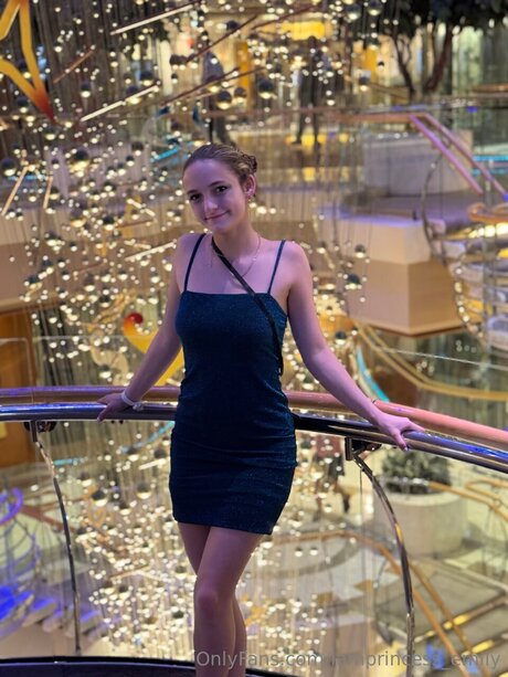 Iamprincess Emily star du porno parfaite des photos