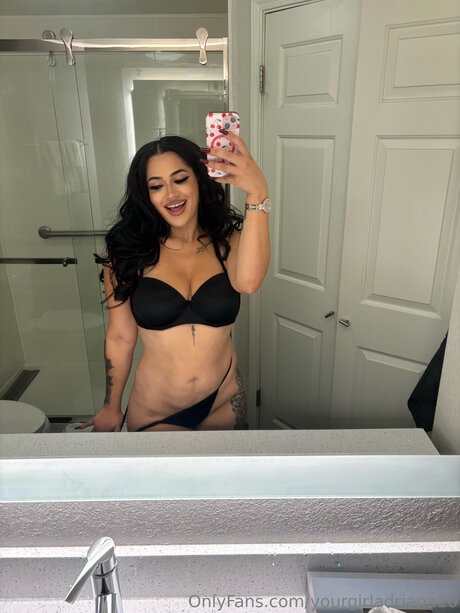 Yourgirladriana10 modèle parfait des photos