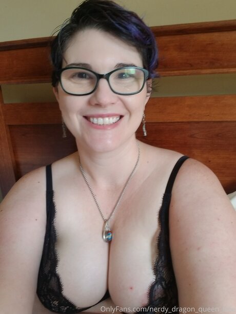 Nerdy Dragon Queen Free star du porno sympa archive