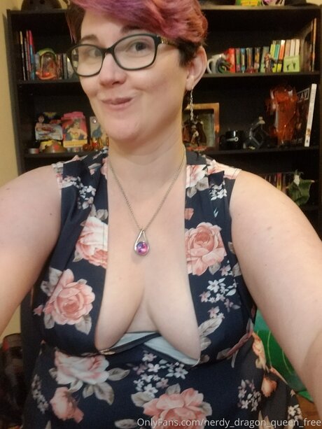 Nerdy Dragon Queen Free star érotique archive