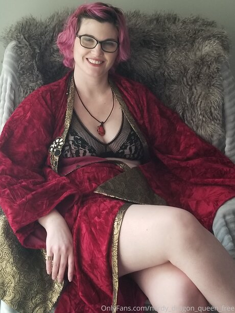 Nerdy Dragon Queen Free sexe star du porno image