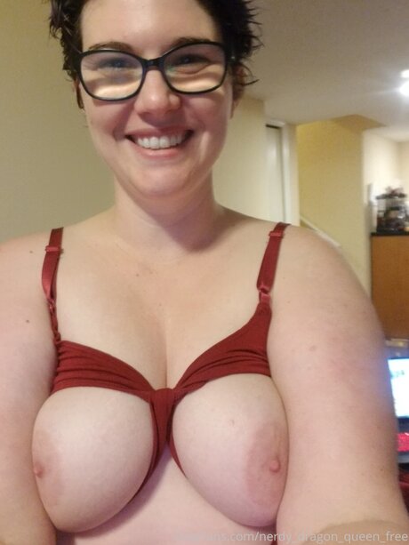 Nerdy Dragon Queen Free modèle sympa photos