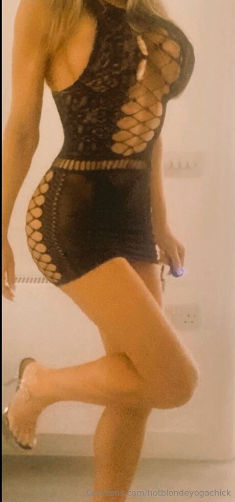 Hotblondeyogachick étoile exclusive images