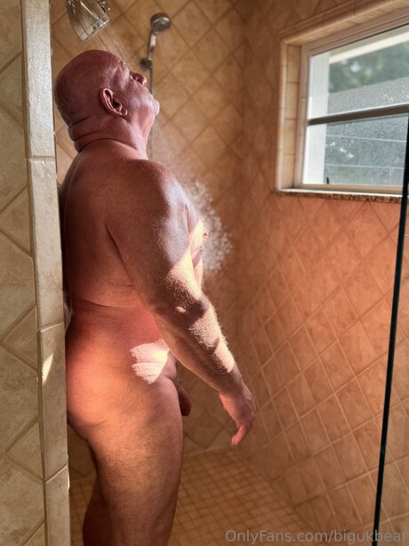 Bigukbear star du porno gratuit image