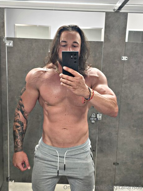 Thebigitaliansub star pornographique des photos