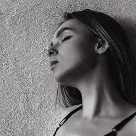 Elsa Jay modèle érotique photos