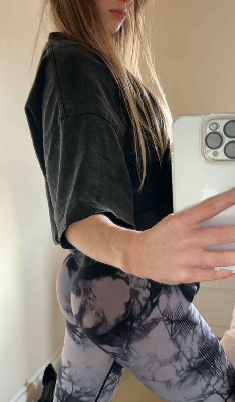 Mira Szalma actrice chaude image