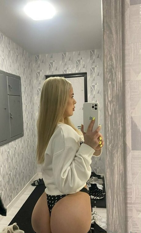 femdomfindom actrice artistique image