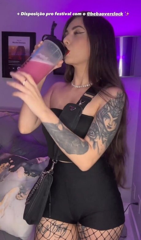 Nicole Diretora modèle adulte photo