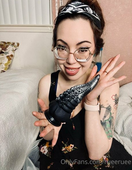 rueeruee modèle nu des photos