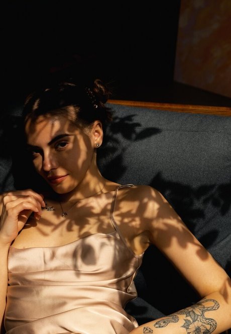 aelmiramirae nus de stars du porno image