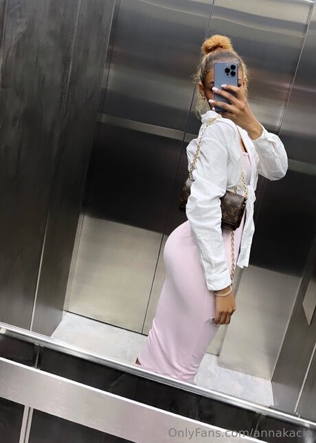 Annakacia modèle gratuit img