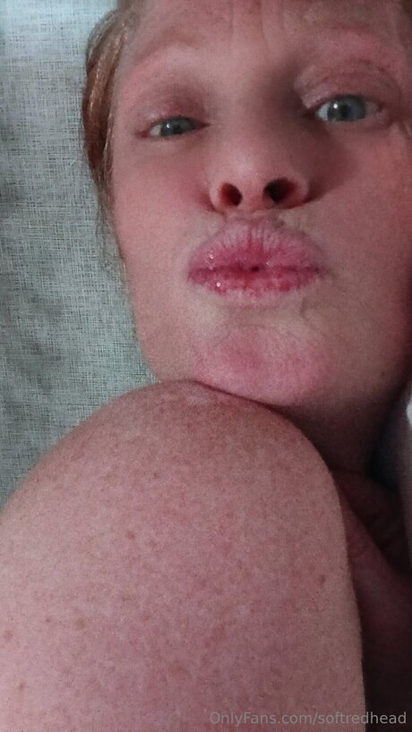 Softredhead actrice adulte photo