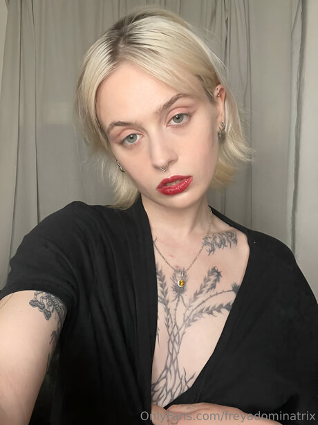 Freyadominatrix actrice chaude galeries