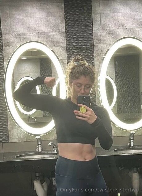 Twistedsistertwo étoile sexy photos