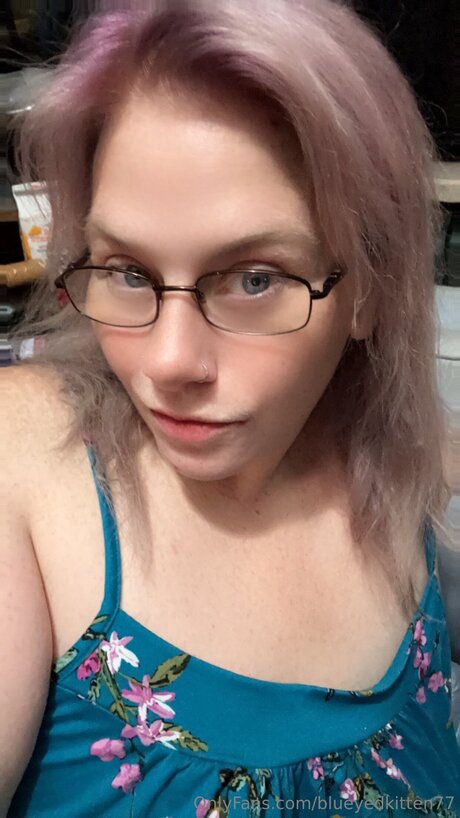 Blueyedkitten77 star du porno xxx photos