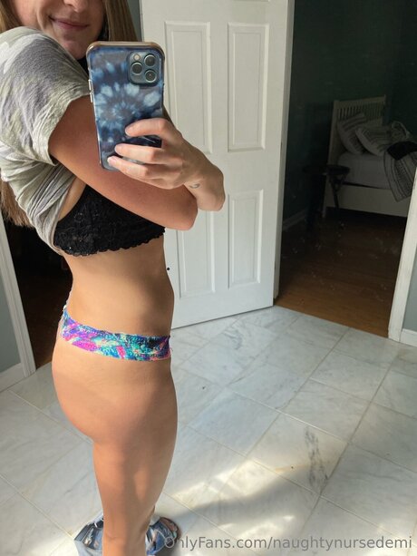 Naughtynursedemi étoile parfaite image