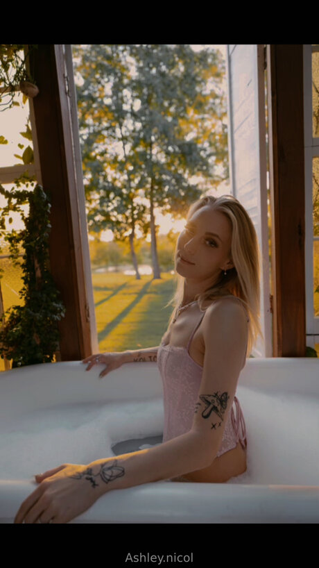 Ashley Nicol modèle adulte archive