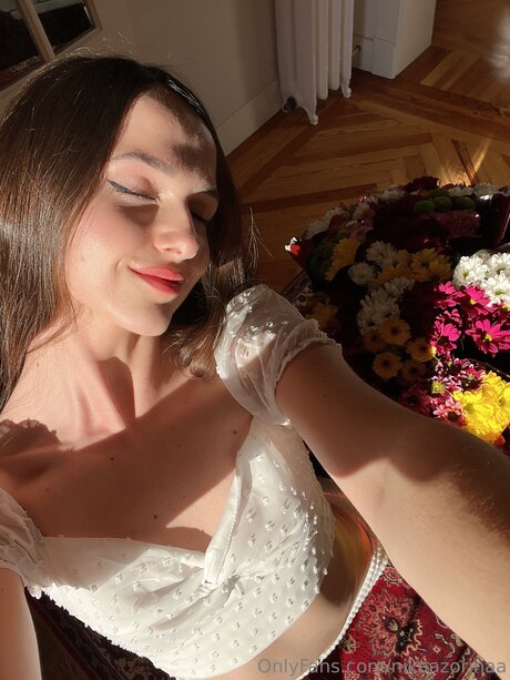 Nikaazorinaa modèle adulte des photos