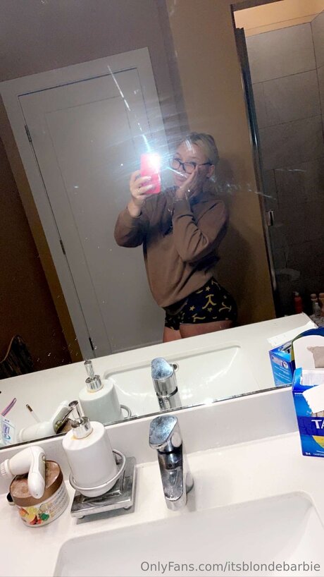 Itsblondebarbie modèle érotique archive