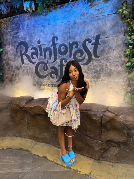 Fijiitv modèle joli photos