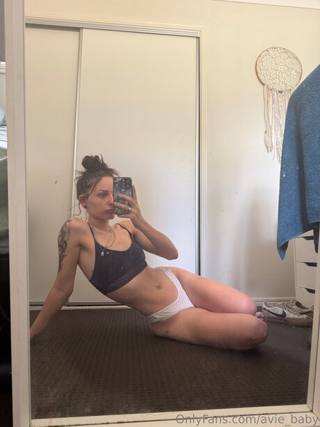 Avie Baby actrice sexy img