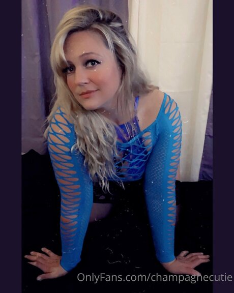 Champagnecutie modèle érotique photo
