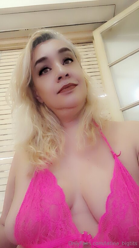 Latina Bigtits modèle magnifique collection