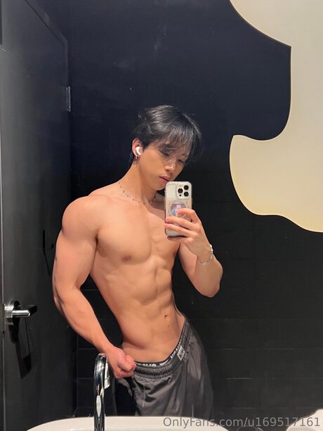 U169517161 star du porno de haute qualité photo