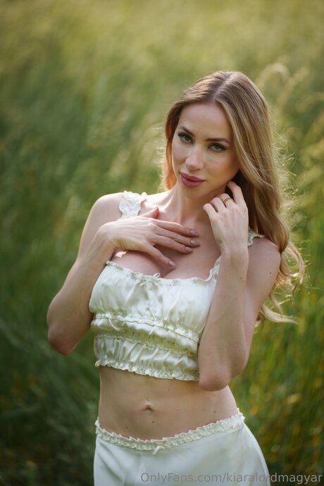 Kiaralordmagyar modèle de haute qualité des photos