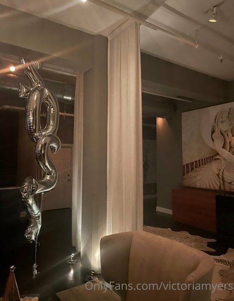 ébène courbée onlyfans joli des photos