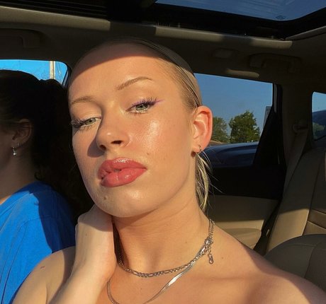 Olivia Juaire nus star du porno img