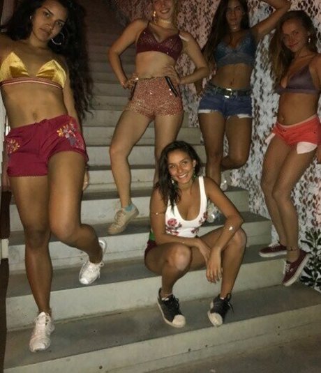 Ophelie Bau modèle sympa photos