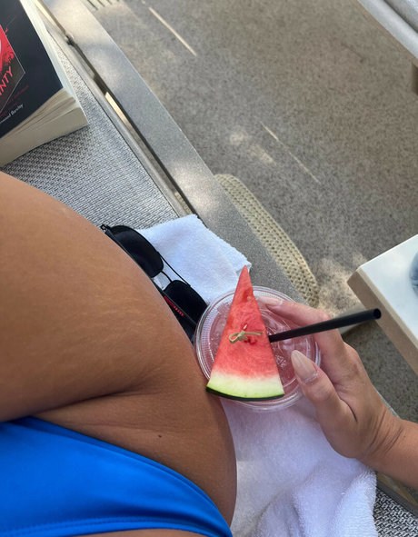 Lottie Loves ASMR haut modèle galeries