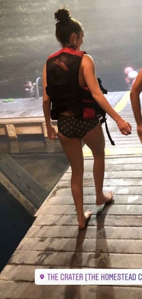 Chloe East art modèle galerie