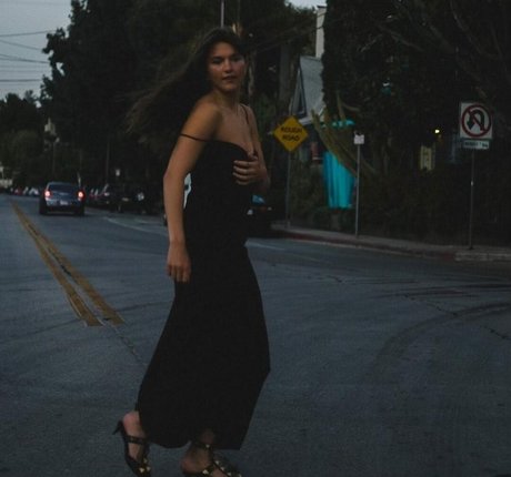 Chloe East modèle xxx img