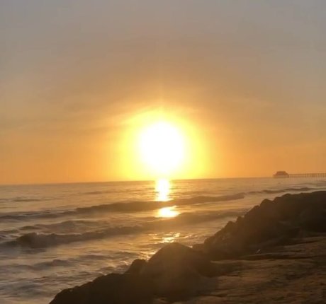 Chloe East haut modèle photos