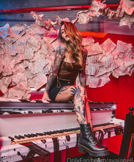 avajane8 étoile nue img