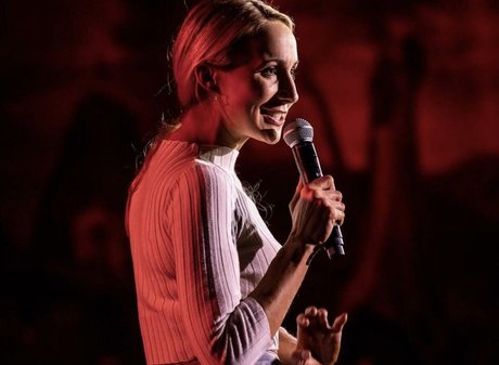 Nikki Glaser star pornographique image