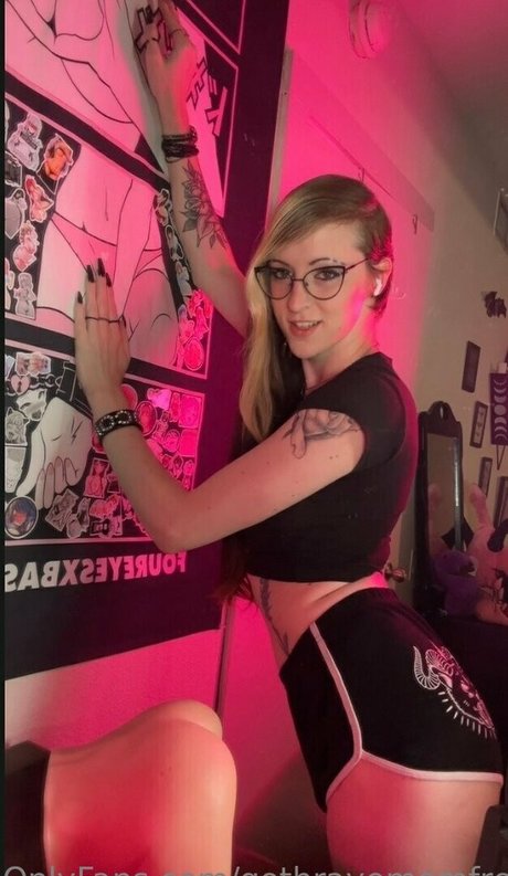 gothravemomfree jolie actrice photos