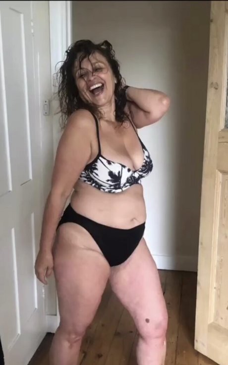 Nadia Sawalha étoile adulte galeries