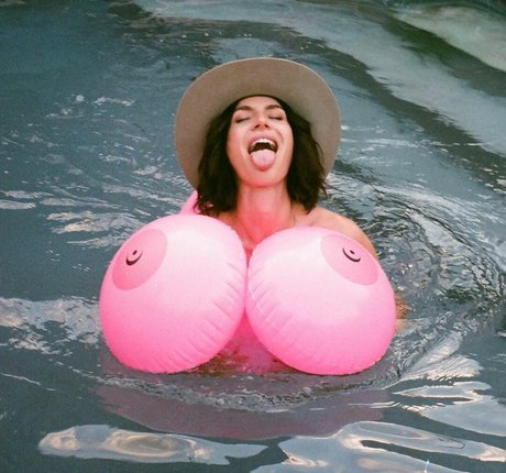 Lauren Bonner star du porno de haute qualité image