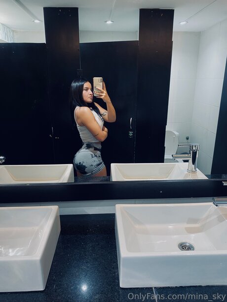 Mina Sky star du porno parfaite photos
