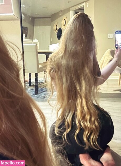 Diovana Konigsreuter modèle nu galeries