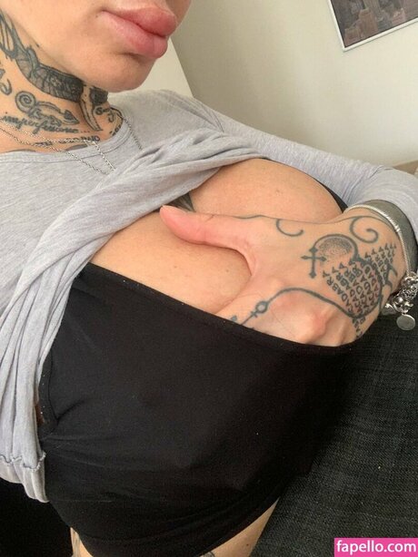 Azzurra Merlo star érotique des photos