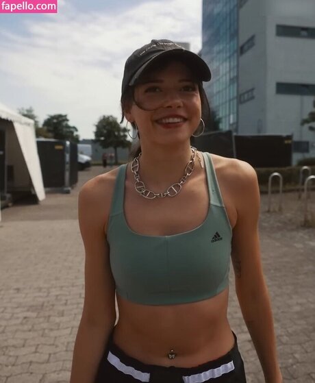 Nina Chuba haut étoile photo