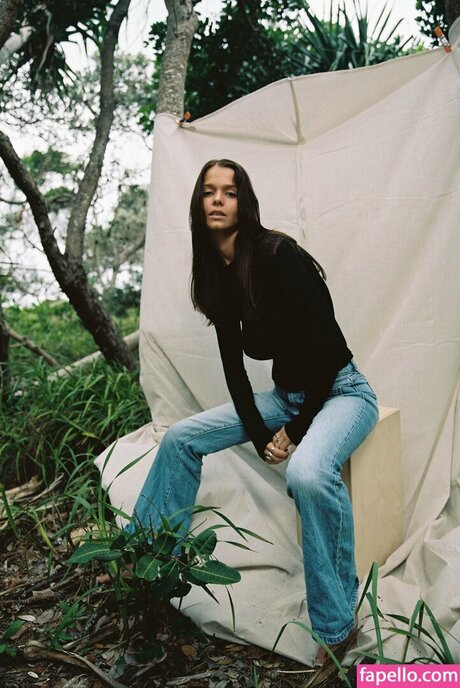 Chloe Campbell modèles nus images