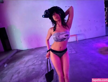 fellation publique onlyfans érotique chaud image