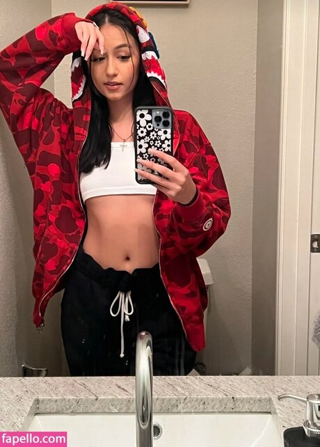 Nina Eastman star du porno en haute qualité photo