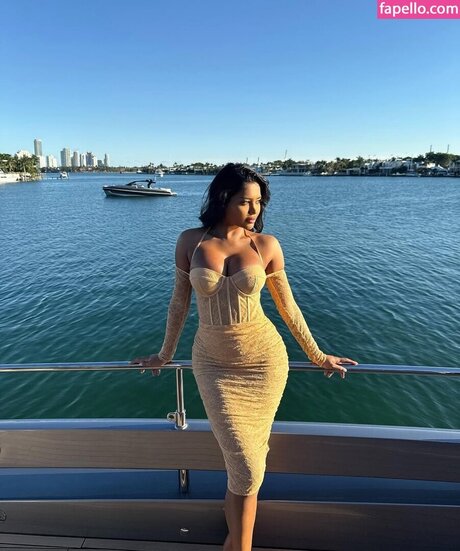 Nurshath Dulal star du porno en haute qualité images